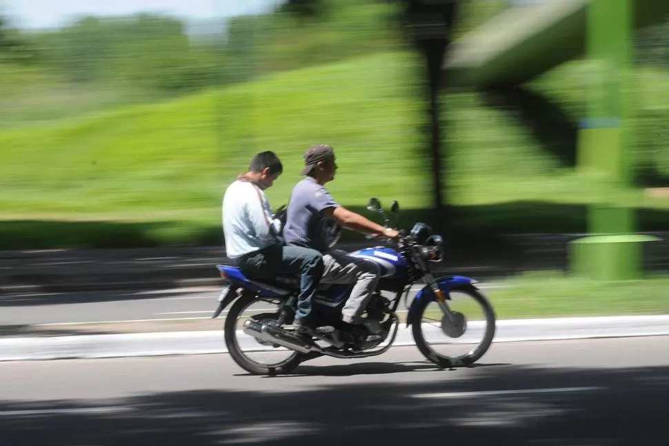 INCONSCIENCIA. Muchos circulan en moto sin los cascos reglamentarios. la gaceta / archivo