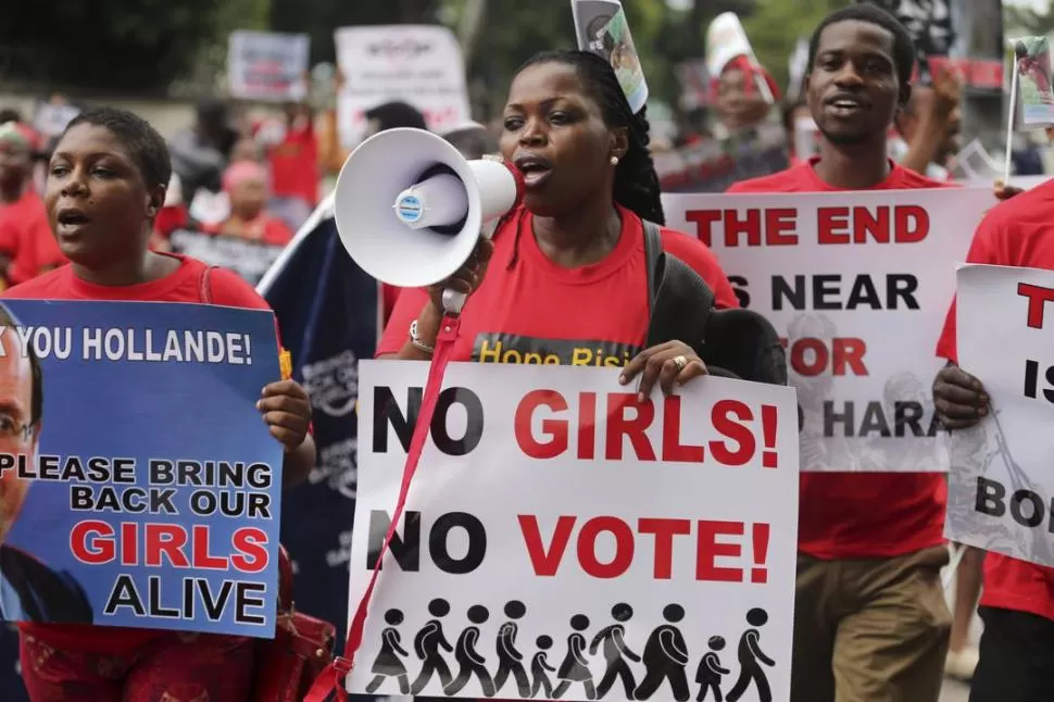 LAGOS. Una marcha de nigerianos exige el regreso de las chicas secuestradas. reuters