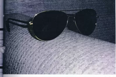 Desvinculan a la chica de los anteojos negros