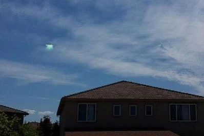 Fotografían un extraño agujero luminoso entre las nubes