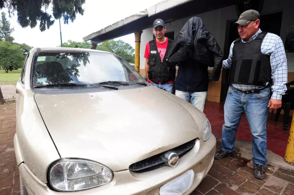 SORPRENDIDO. “El Pelao” Trejo fue atrapado cuando salía en este auto de ver a su madre. la gaceta / foto de diego aróaz