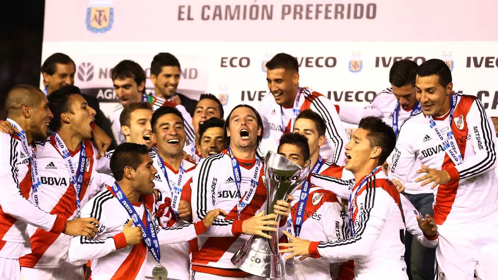 SE MIRA... Los jugadores de River levantan la copa que los consagra como campeones del Final. TELAM