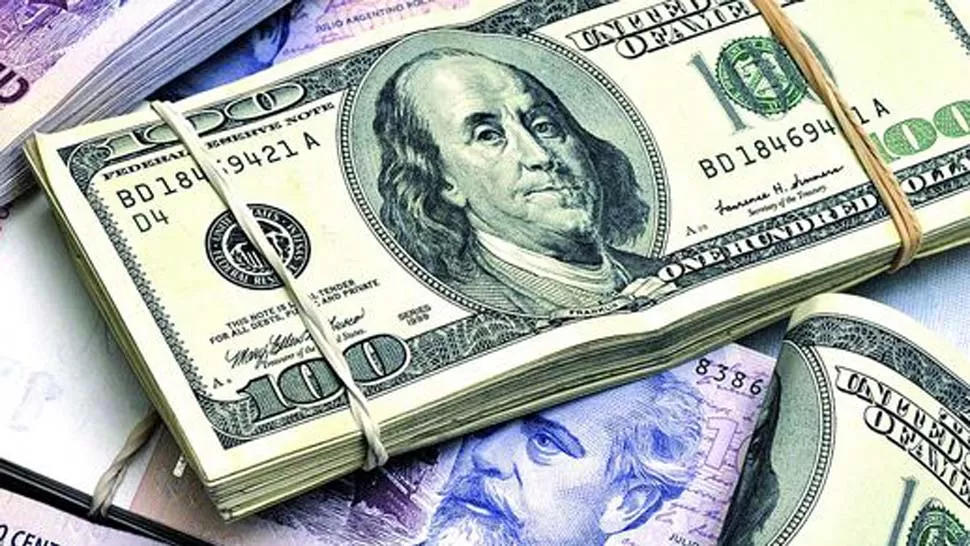 DIFERENCIA. La brecha cambiaria se ubicó en el 39,2% entre el dólar oficial y el libre. LA GACETA