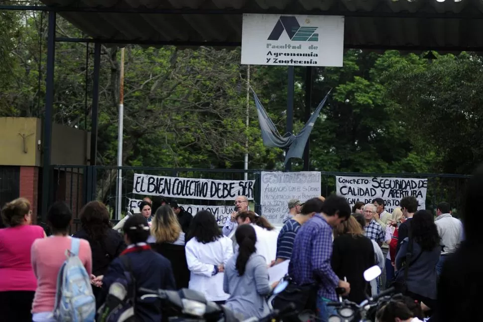 POSTAL DE AGOSTO. En 2013 protestó el alumnado. Ahora, los profesores. la gaceta / foto de analia jaramillo (archivo)