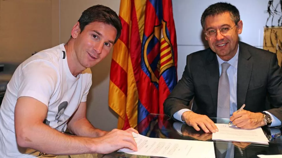 PUSO LA FIRMA. Messi renovó ayer su contrato con Barcelona, hasta 2019. 