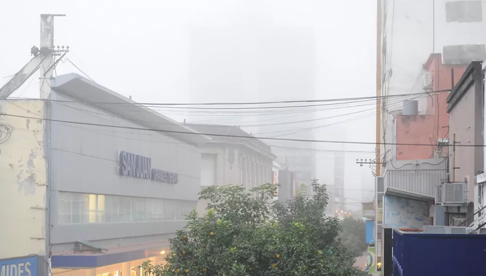 PRECAUCION. La densa niebla se hizo sentir en el centro tucumano. LA GACETA / FOTO DE HECTOR PERALTA