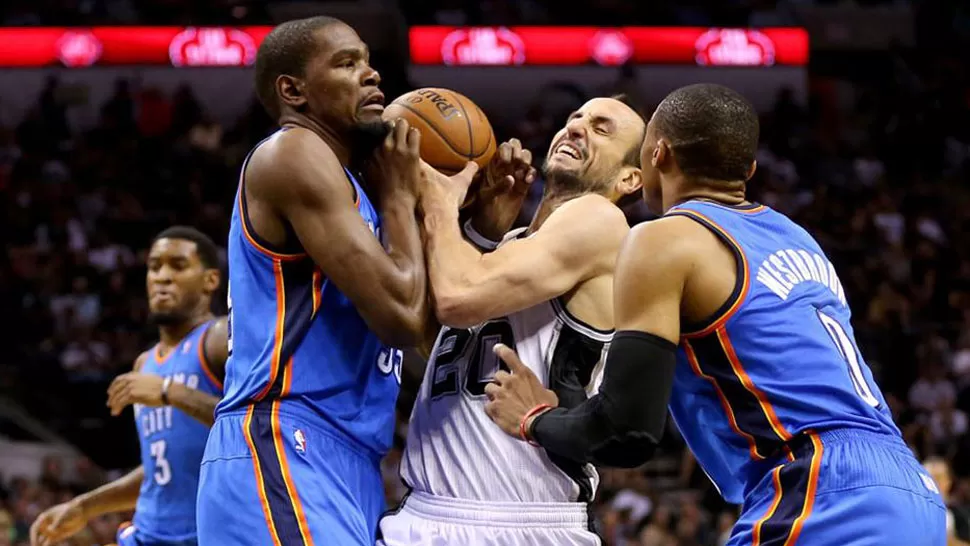 NOCHE MAGICA. Manu intenta pasar entre Durant y Westbrook en la abultada victoria de los Spurs. FOTO TOMADA DE CANCHALLENA.COM