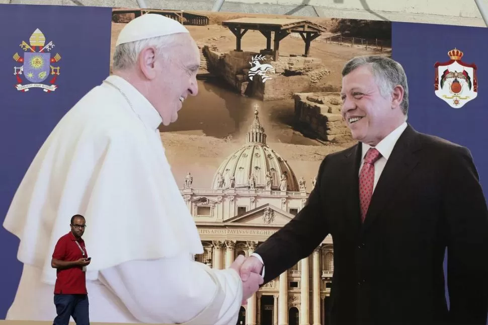 JORDANIA. Un hombre, junto a una gigantografía del Papa y el rey Abdullah. reuters