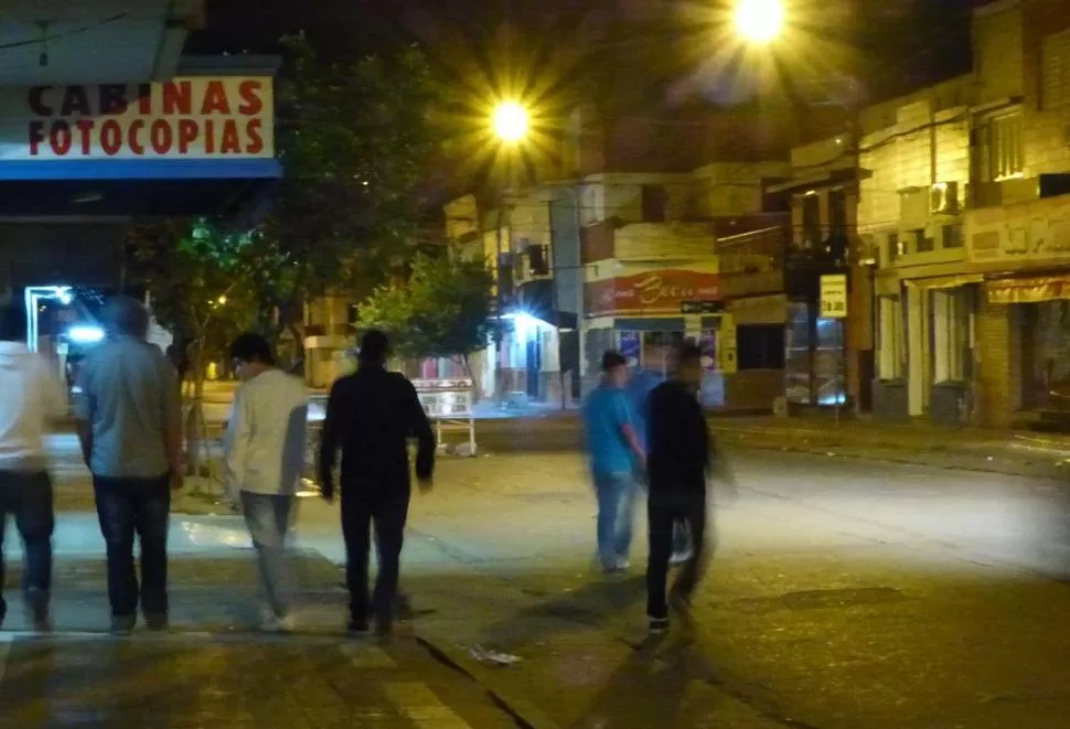 DERIVA. Casi sin opciones de boliches, la juventud deambula por la calle. la gaceta / foto de Osvaldo Ripoll 