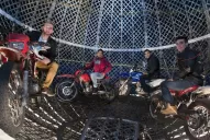Los motociclistas del Globo de la Muerte arriesgan su vida a 50 km/h en una jaula ésférica