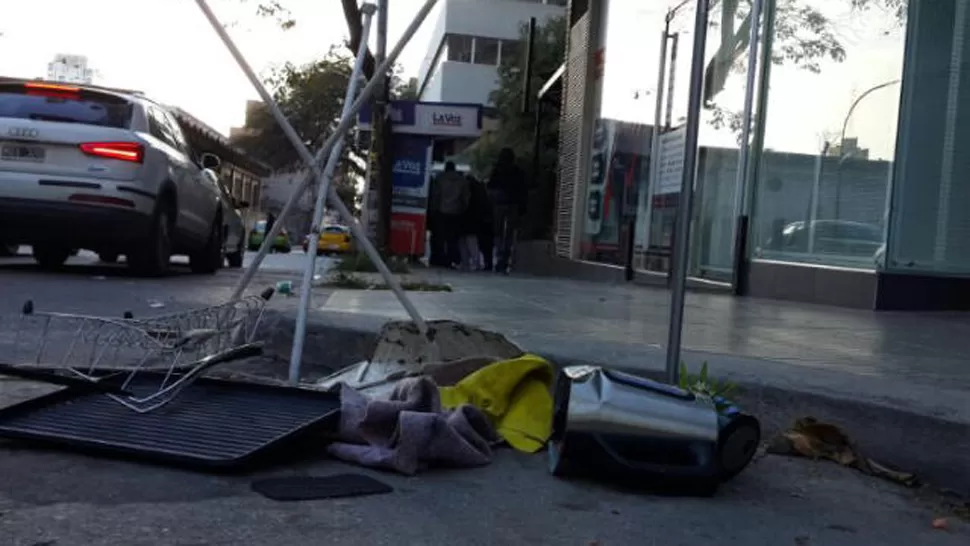 INSÓLITO. Muebles y objetos varios cayeron desde el séptimo piso. FOTO TOMADA DE CENTEDIARIO.COM