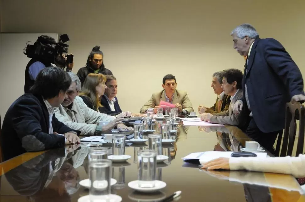 REUNIÓN. El debate de Juicio Político fue dirigido por Gassenbauer (cabecera). prensa legislatura