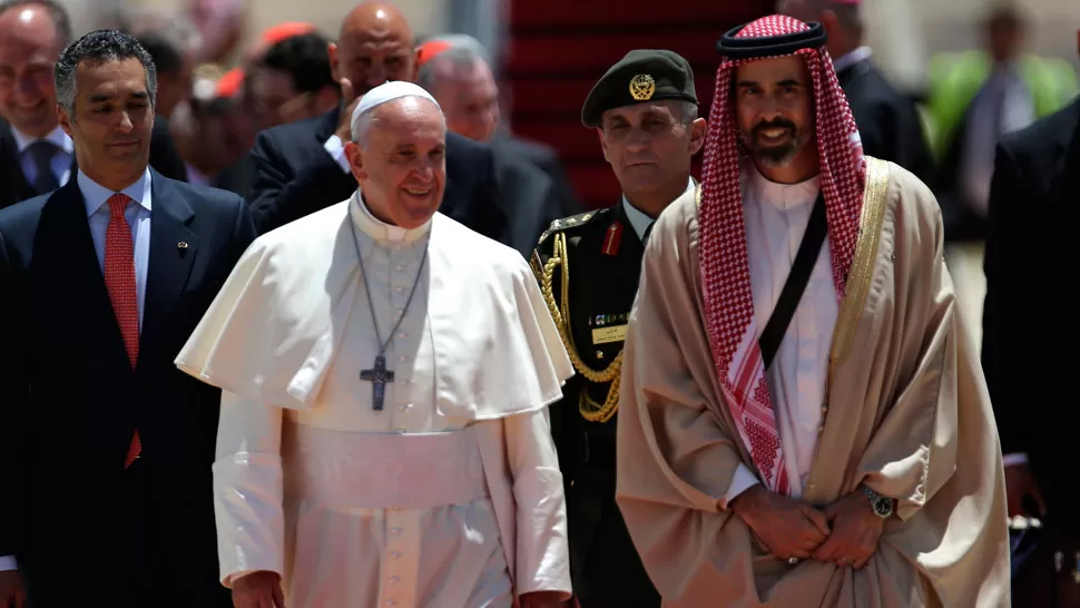 RECIÉN LLEGADO. El Papa fue recicido en el aeropuerto por el príncipe de Jordania Ghazi bin Muhammad