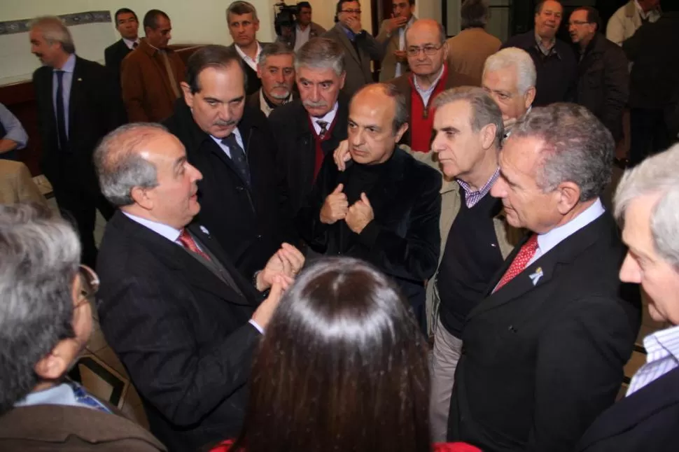 PLANTEOS. López (izquierda) habla con Alperovich y los empresarios de la FET, entre ellos, Pedro Omodeo. prensa fet