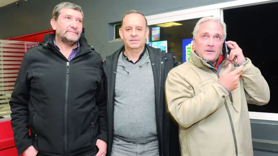VAN A LUCHAR. Mirkin posa junto a Diarte (izquierda) y De Camilo (derecha) en una de las oficinas del club, anoche. 
