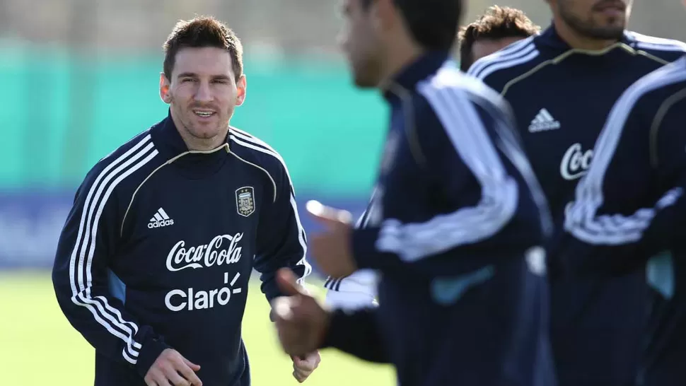 RUMBO A UN NUEVO SUEÑO. Lionel Messi será el conductor del seleccionado que comenzará mañana las prácticas con la mira puesta en el Mundial de Brasil. 