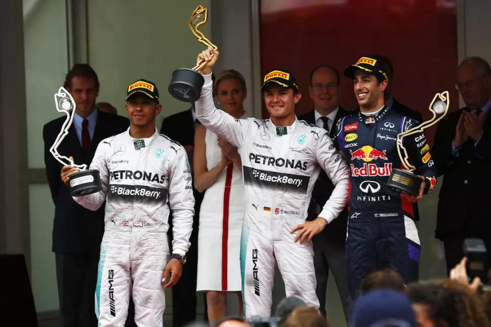 COMPAÑEROS, PERO NO TANTO. Hamilton y Rosberg en el podio monegasco. El británico, molesto, no saludó al alemán. 