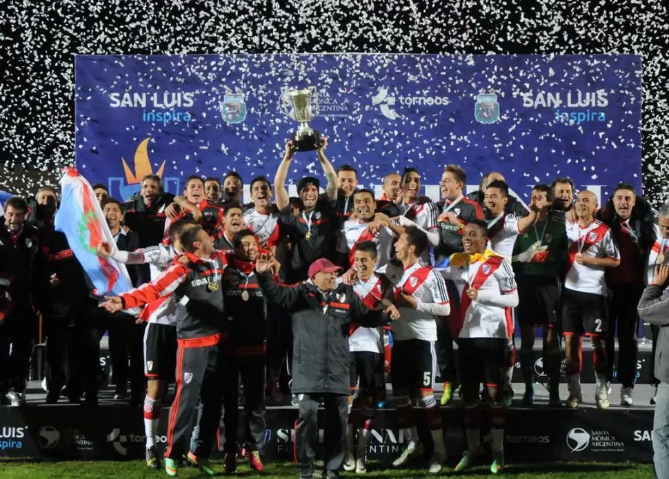 CAMPEONES EN SAN LUIS. Los jugadores de River festejaron la conquista de la Copa Campeonato, que le permitirá jugar la Sudamericana. Ayer, los hinchas celebraron el aniversario 113 del club de Núñez. 