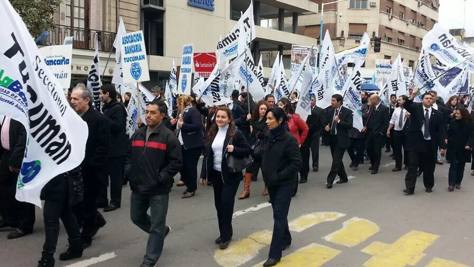 POR LAS CALLES. Bancarios de todo el país marcharon en Tucumán el pasado jueves. ARCHIVO LA GACETA / FOTO DE JOSÉ INESTA