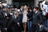 En la boda de Wanda Nara y Mauro Icardi sus fans les tiraron tapitas de gaseosa