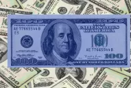 El dólar oficial subió un centavo, a 8,10, y el blue bajó a $ 11,80