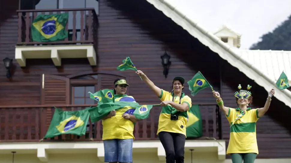 EN CASA. Los brasileños sueñan con quedarse con la Copa, 64 años después del frustrante Maracanazo. REUTERS