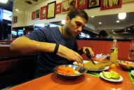 Una máquina le arrancó las manos, se las reimplantaron y ahora hasta toca la guitarra