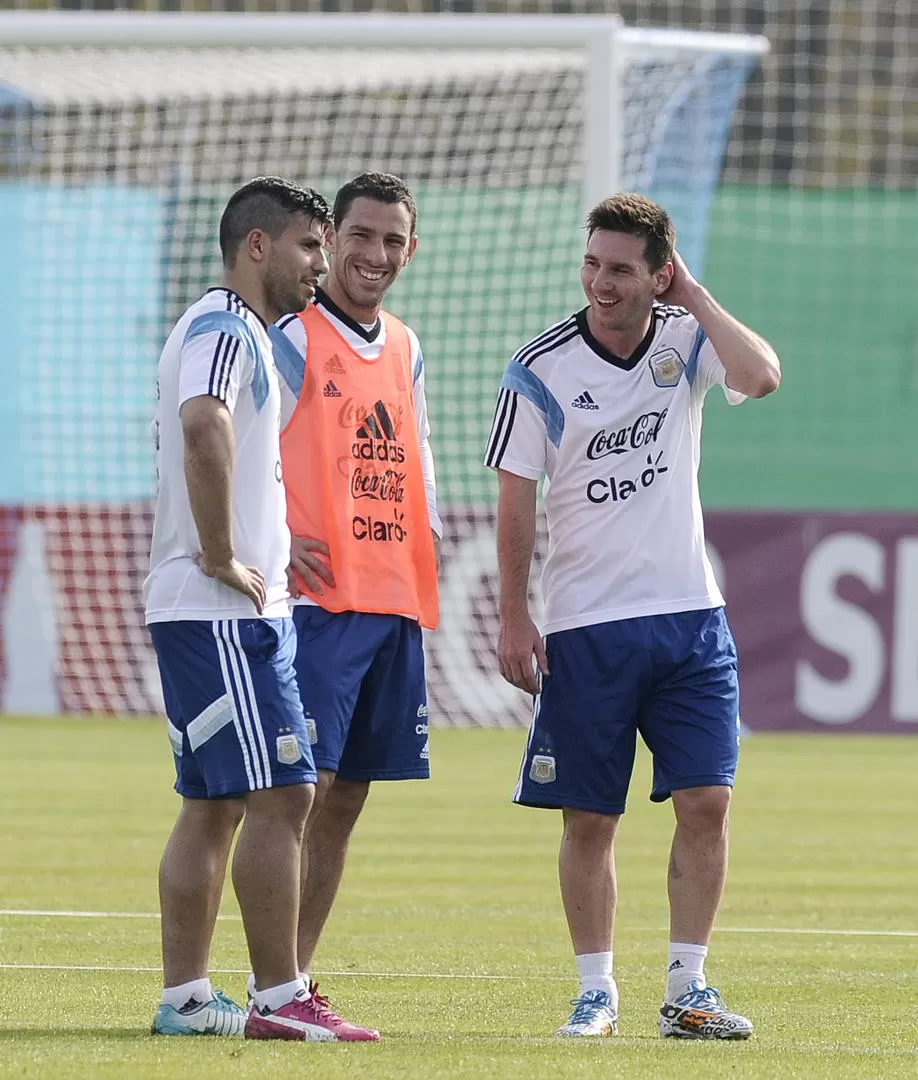 PUESTA A PUNTO. El “Kun” Agüero, “Maxi” Rodríguez y Messi durante un alto de la práctica que se realizó en Ezeiza. dyn