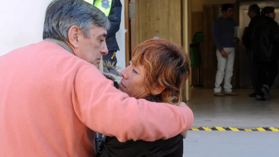 RESPALDO. Alberto Lebbos acompañó a Mercedes Saldaño luego de recibir la dura noticia. LA GACETA / FOTO DE ANTONIO FERRONI