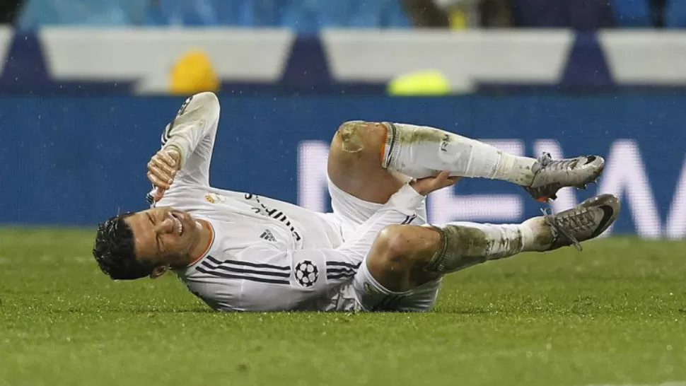 DOLOR Y DUDAS. Cristiano Ronaldo se resintió de una lesión en la rodilla y no se sabe si podrá llegar al debut del Mundial. 