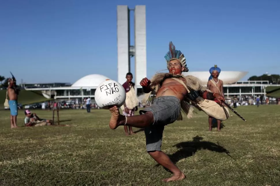 NO AL MUNDIAL. Los indígenas cuyas reservas se ven amenazadas volvieron a protestar contra el Mundial, bloqueando el Ministerio de Justicia y copando la explanada del Congreso Naciona, en Brasilia. 