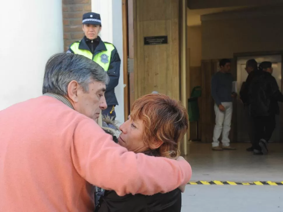 ABRAZO. Alberto Lebbos acompañó a Mercedes Saldaño ayer en tribunales.  