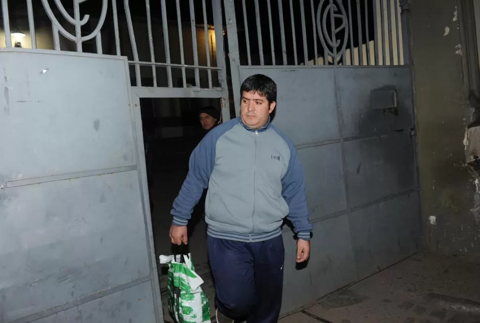 CAMINANDO DESPACIO. “Chenga” Gómez atravesó la puerta del penal de Villa Urquiza, lentamente. LA GACETA / FOTO DE ANTONIO FERRONI