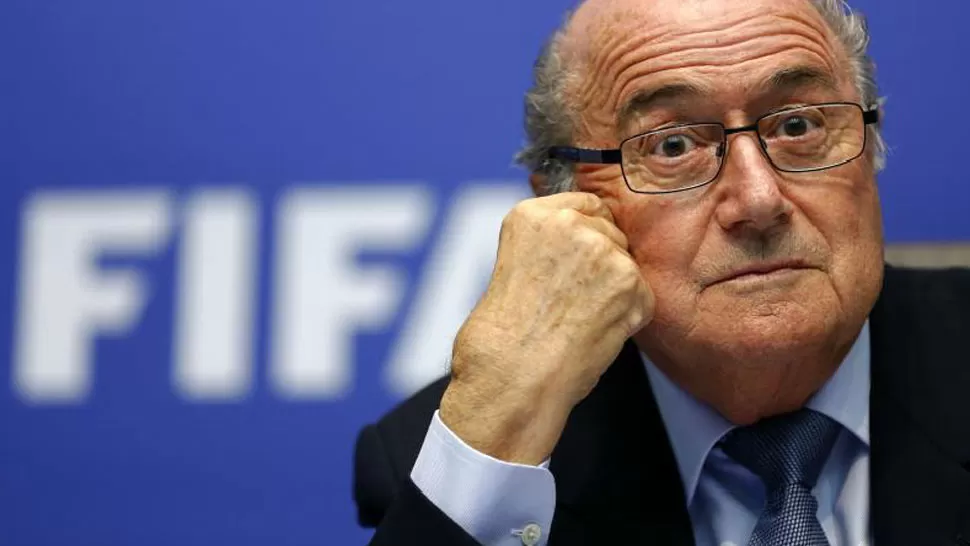 EXPLICACIONES. El presidente de la FIFA, Blatter, mira para otro lado cuando escucha rumores de corrupción. ARCHIVO