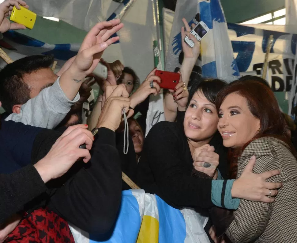 EN RÍO GALLEGOS. Cristina Fernández se abraza con una militante y se deja fotografiar, en el polideportivo desde dónde dirigió un mensaje al país. DYN