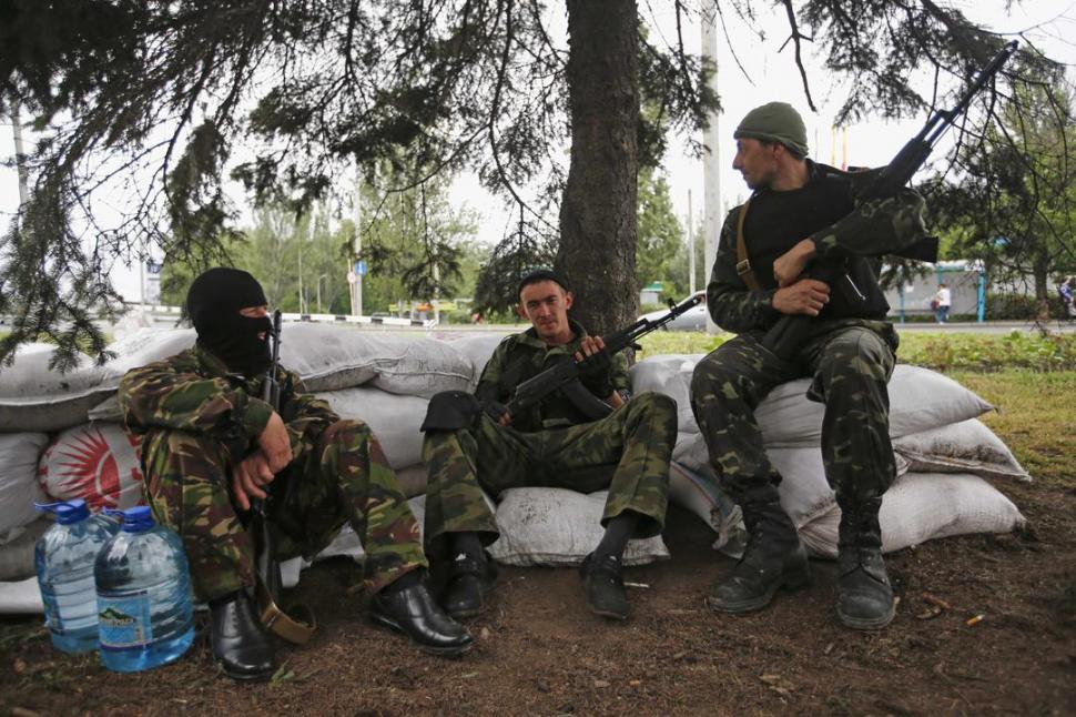 GUARDIA CERCA DE DONETSK. Milicianos prorrusos descansan en una barricada instalada a orilla de una ruta.  reuters 