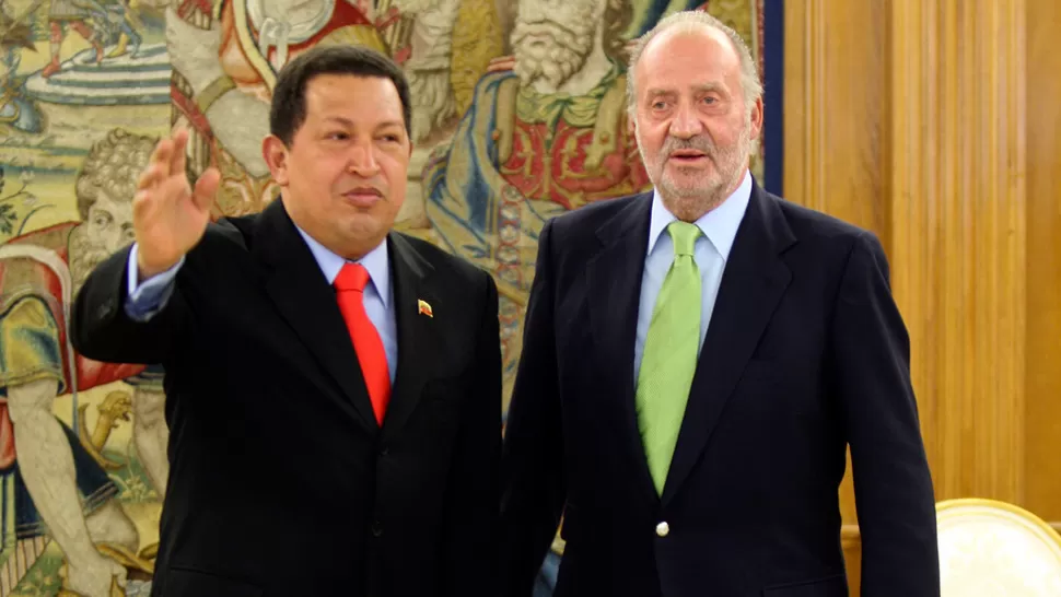 JUNTOS. Chávez y Juan Carlos, durante el encuentro en Chile. FOTO TOMADA DE DIARIOFEMENINO.COM
