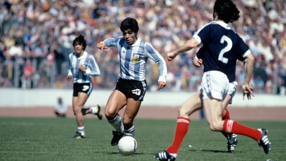 MAGICO. Maradona anotó 34 goles con la camiseta celeste y blanca. FOTO TOMADA DE WHOATEALLTHEPIES.TV