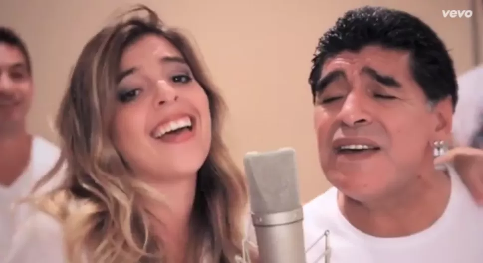 JUNTOS. Padre e hija le cantan al fútbol en un videoclip. CAPTURA DE PANTALLA