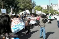 Los docentes universitarios llevaron su protesta a la plaza Independencia
