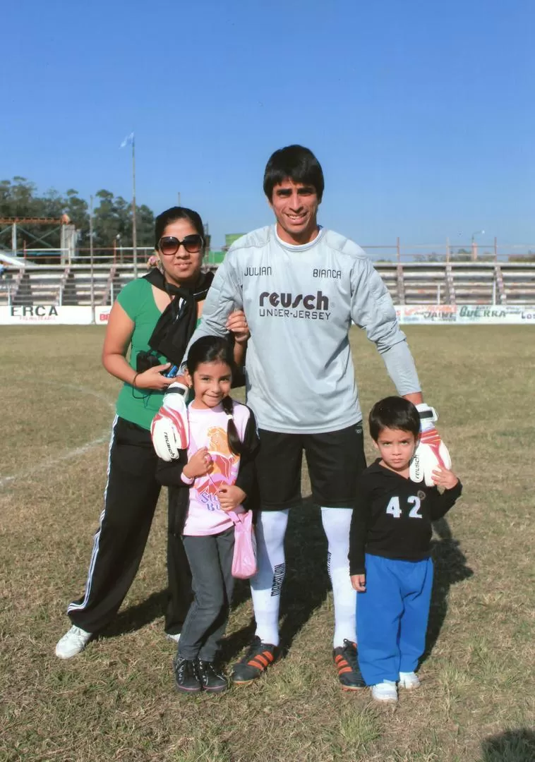 SU MEJOR PRESENTE. Morales junto a su familia, en la cancha de Ñuñorco, el club que lo vio nacer futbolísticamente. 