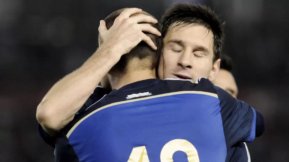 FESTEJO. Lionel Messi abraza a Rodrigo Palacio, autor del primer gol argentino ante Trinidad y Tobago. REUTERS