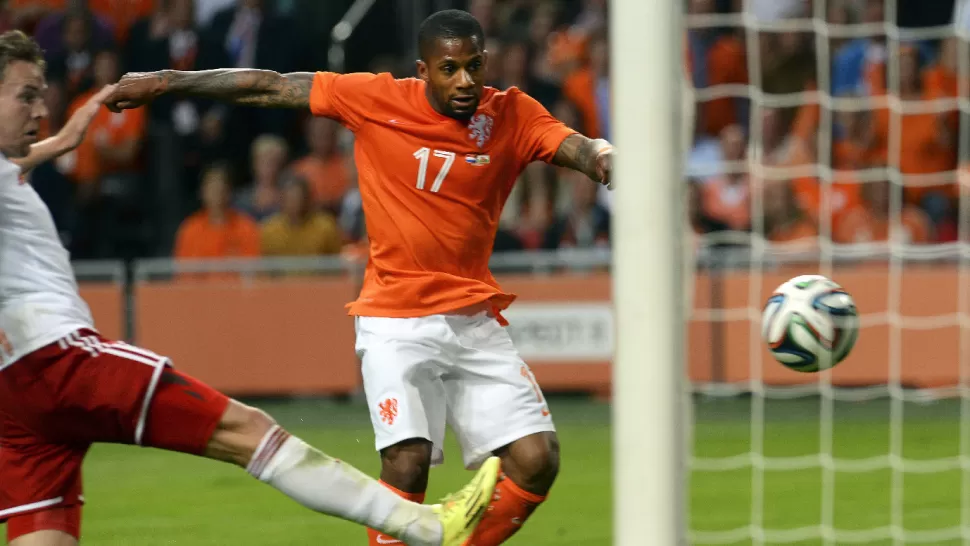 GOL NARANJA. Jeremain Lens anota el segundo tanto de Holanda en el arco de Gales, en el partido preparatorio para el Mundial, que se jugó en Amsterdam. REUTERS