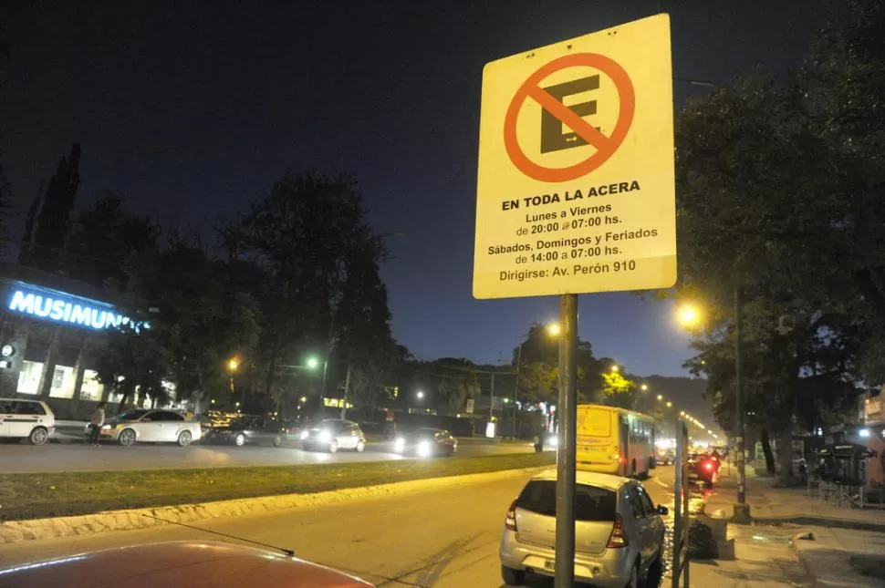 ATENCION. Está prohibido estacionar donde está señalizado con pintura o con carteles, entre otros lugares. la gaceta/foto de antonio ferroni