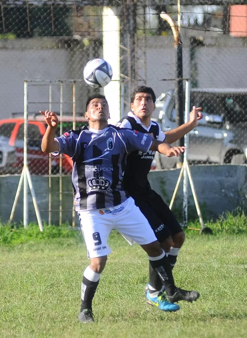 VOLVIÓ A CASA. Molina, de Concepción FC, intenta apoderarse del balón. 