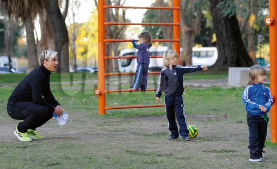 Maxi junto a sus tres hijos, en Buenos Aires (foto revista Caras).