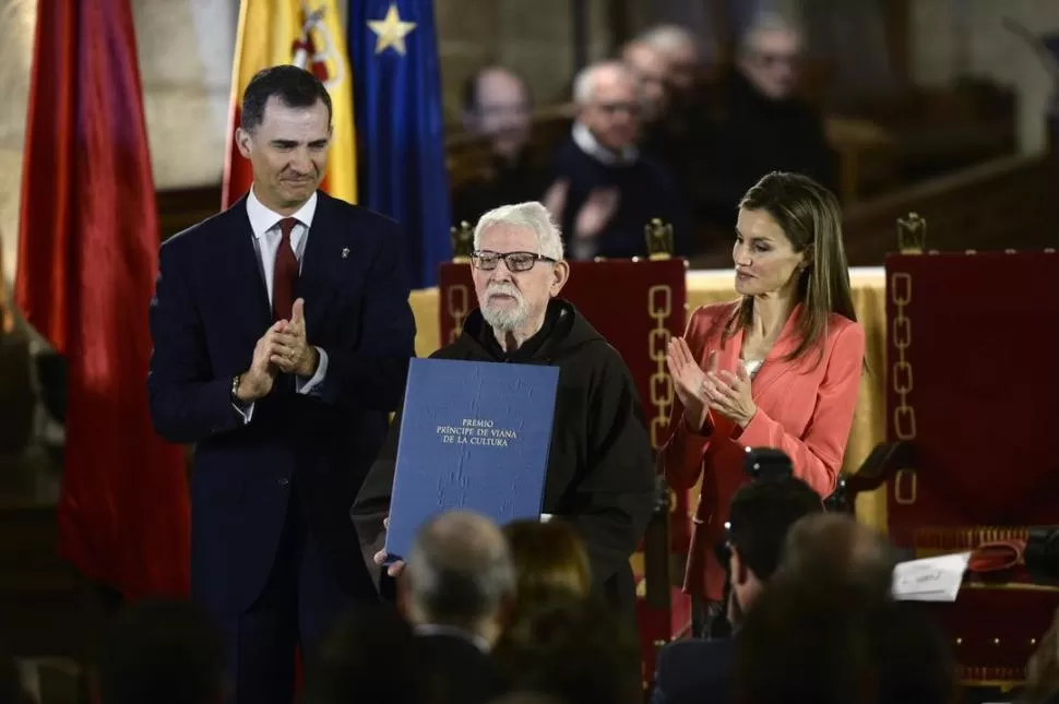 EN PAMPLONA. El futuro monarca y su esposa aplauden al historiador capuchino Tarsicio de Azcona, al que entregaron el Premio Príncipe de Viana. reuters 