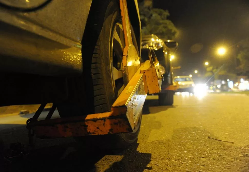 EN INFRACCIÓN. Un cepo inmoviliza un auto a la noche en la Aconquija. LA GACETA / FOTO DE ANTONIO FERRONI