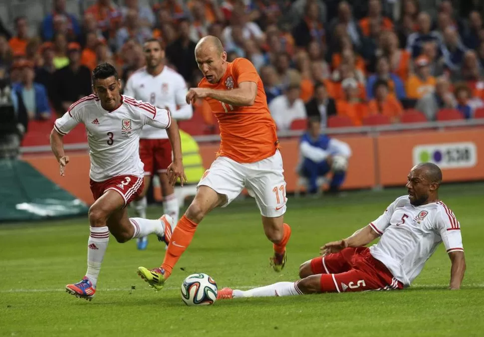 ¡QUÉ NO SE APAGUE! Arjen Robben es una de las figuras que aportarán brillo al poderoso seleccionado holandés. 
