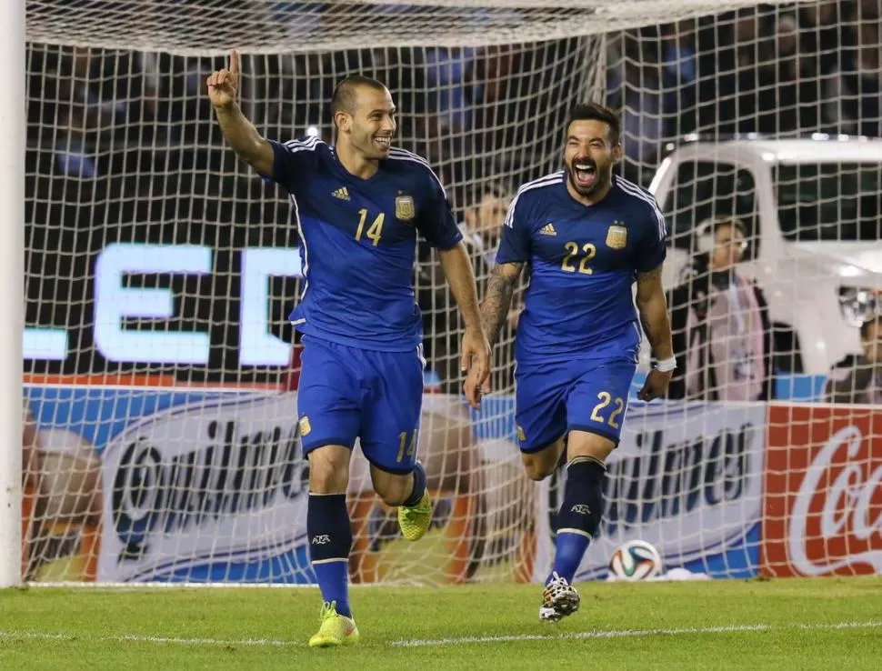 GOLEADOR INESPERADO. Javier Mascherano, que celebra con Ezequiel Lavezzi, anotó el segundo tanto de la Selección ante Trinidad y Tobago. telam